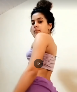 Chica: Vestido mora, bailando y final feliz